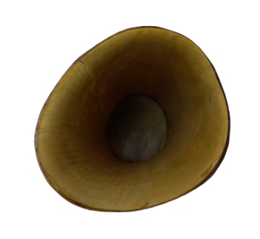 Vase aus Horn mit eingeschnitztem Muster